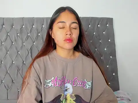 Snapshot of AriaMontgomery chatting on 09/13/25, 02:33 AriaMontgomery online show from 09/13/25, 02:33