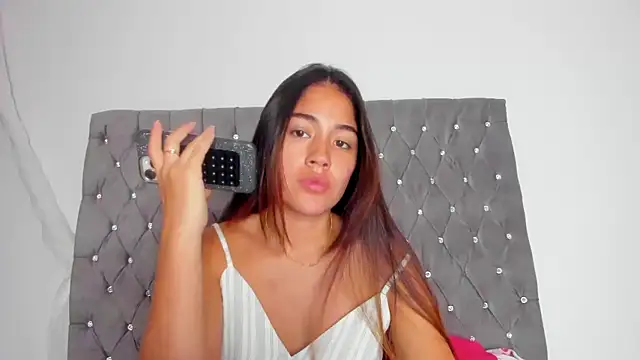 Snapshot of AriaMontgomery chatting on 09/22/25, 01:07 AriaMontgomery online show from 09/22/25, 01:07