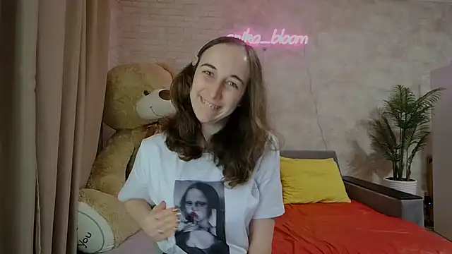 Anika bloom online show from 03/18/25, 11:09