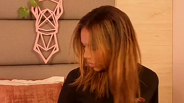 Lily Miiller online show from 10/26/25, 06:58