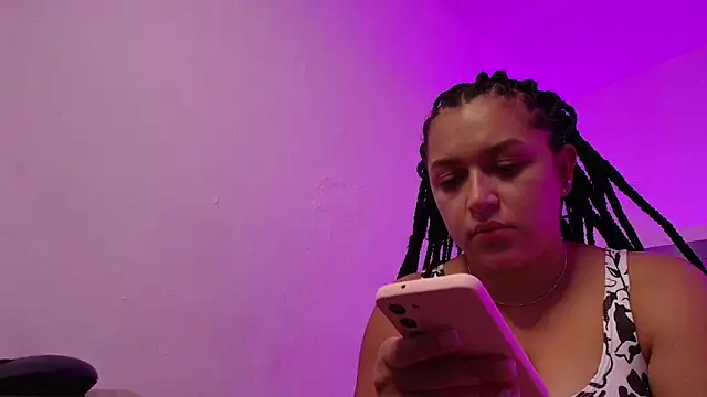 Snapshot of EmilySavvato chatting on 10/28/25, 10:01 EmilySavvato online show from 10/28/25, 10:01