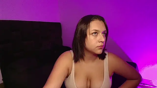 Snapshot of EmilySavvato chatting on 12/17/25, 06:58 EmilySavvato online show from 12/17/25, 06:58