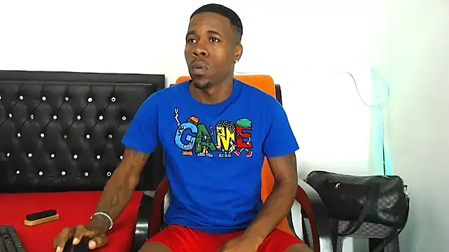 Snapshot of Damian_hart_24CM chatting on 11/26/25, 08:37 Damian hart 24CM online show from 11/26/25, 08:37