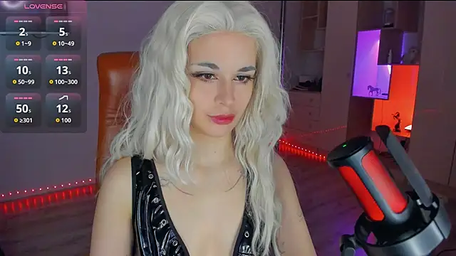 Snapshot of mollyposhh chatting on 11/25/25, 06:19 mollyposhh online show from 11/25/25, 06:19