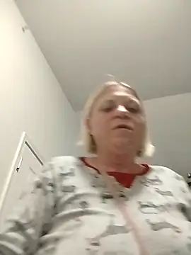 Snapshot of Playmate86 chatting on 12/14/24, 04:45 Playmate86 online show from 12/14/24, 04:45