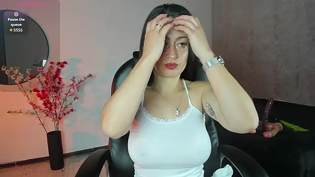 Snapshot of SaraMilf_69 chatting on 11/14/25, 12:37 SaraMilf 69 online show from 11/14/25, 12:37