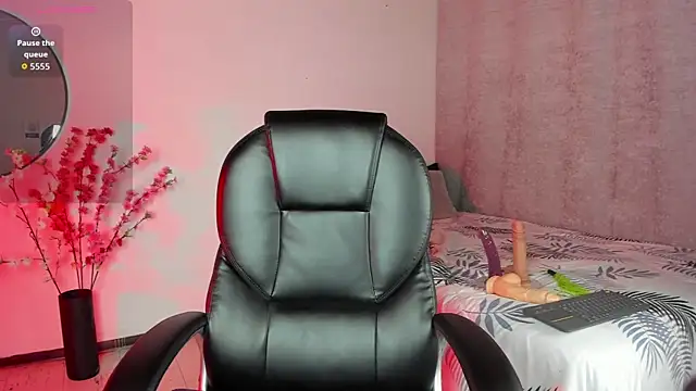 Snapshot of SaraMilf_69 chatting on 11/21/25, 01:43 SaraMilf 69 online show from 11/21/25, 01:43