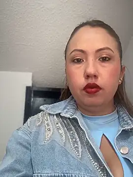 Snapshot of VIOLETA-25_ chatting on 10/28/25, 03:04 VIOLETA-25 online show from 10/28/25, 03:04