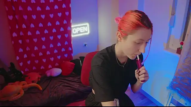 Snapshot of Bloom-fairy chatting on 02/16/26, 01:51 Bloom-fairy online show from 02/16/26, 01:51