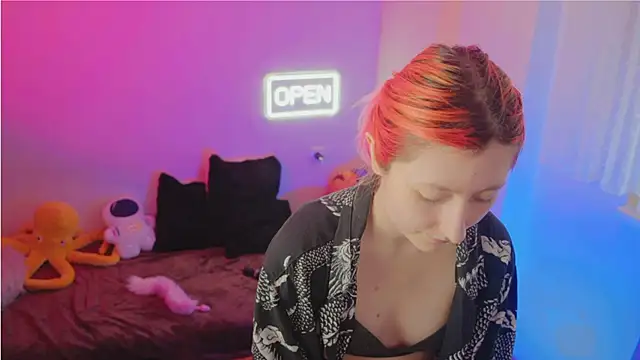 Snapshot of Bloom-fairy chatting on 02/24/26, 01:42 Bloom-fairy online show from 02/24/26, 01:42