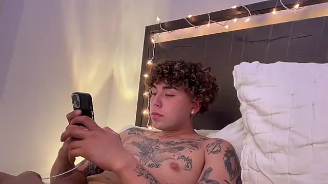 Snapshot of Youngjoshy chatting on 12/25/24, 01:42 Youngjoshy online show from 12/25/24, 01:42