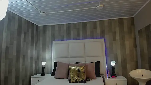 HazelMoret online show from 02/11/25, 11:54