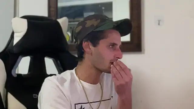 Snapshot of Dylansd chatting on 12/19/24, 06:01 Dylansd online show from 12/19/24, 06:01