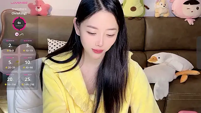 Snapshot of Yilin1999 chatting on 02/05/25, 12:06 Yilin1999 online show from 02/05/25, 12:06