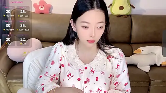 Snapshot of Yilin1999 chatting on 02/14/25, 09:43 Yilin1999 online show from 02/14/25, 09:43