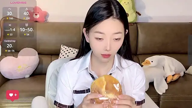 Snapshot of Yilin1999 chatting on 03/08/25, 01:03 Yilin1999 online show from 03/08/25, 01:03