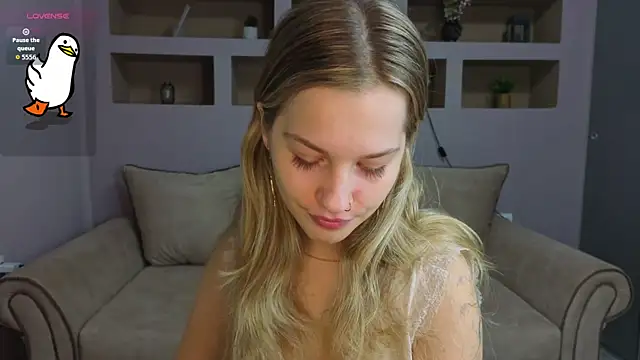 Snapshot of LinaCristonsen chatting on 11/16/25, 03:17 LinaCristonsen online show from 11/16/25, 03:17