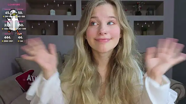 Snapshot of LinaCristonsen chatting on 11/25/25, 02:06 LinaCristonsen online show from 11/25/25, 02:06