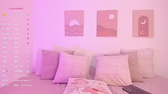 Snapshot of Mia_Heartt chatting on 03/15/25, 07:05 Mia Heartt online show from 03/15/25, 07:05