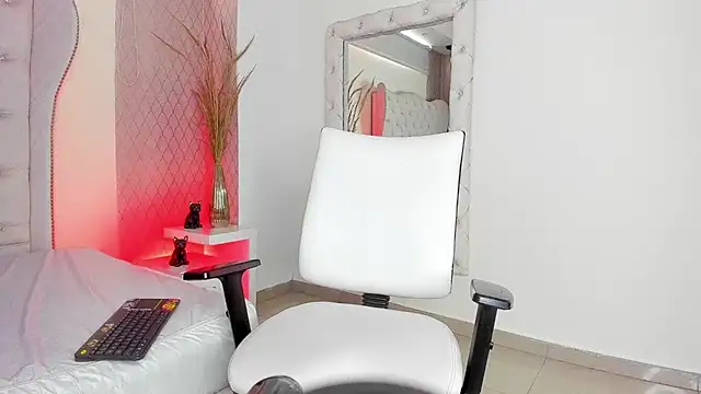 Lucii fer  online show from 04/13/26, 12:21