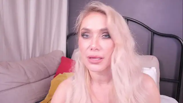 Snapshot of IsadoraDunkan chatting on 03/20/25, 09:13 IsadoraDunkan online show from 03/20/25, 09:13