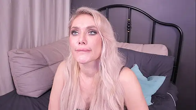 Snapshot of IsadoraDunkan chatting on 03/21/25, 03:22 IsadoraDunkan online show from 03/21/25, 03:22