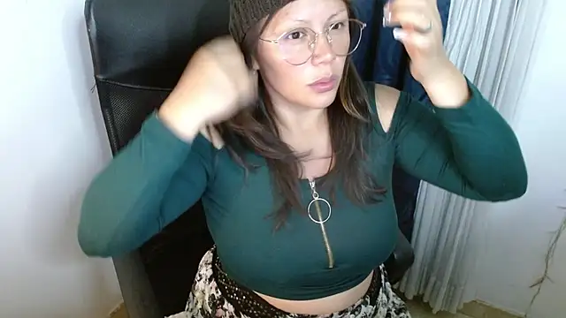 Snapshot of miss_evoleth2 chatting on 06/21/26, 12:57 miss evoleth2 online show from 06/21/26, 12:57