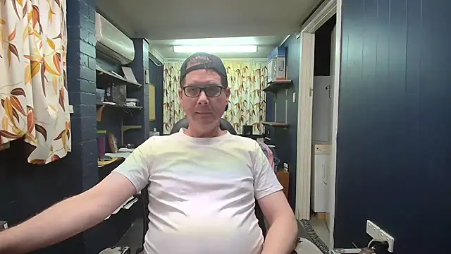 Snapshot of tilobinder chatting on 12/19/25, 10:11 tilobinder online show from 12/19/25, 10:11