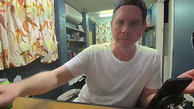 Snapshot of tilobinder chatting on 12/22/25, 12:35 tilobinder online show from 12/22/25, 12:35