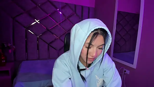 Snapshot of Poly_Sasha_ chatting on 10/19/25, 03:51 Poly Sasha online show from 10/19/25, 03:51