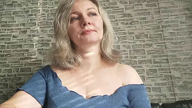 Snapshot of EdithManning chatting on 11/21/25, 07:51 EdithManning online show from 11/21/25, 07:51