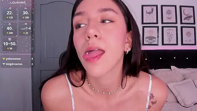 Snapshot of moonlygirl1 chatting on 01/12/25, 03:46 moonlygirl1 online show from 01/12/25, 03:46