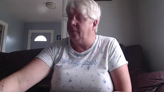 Snapshot of canadiancougar1965 chatting on 10/17/25, 02:19 canadiancougar1965 online show from 10/17/25, 02:19