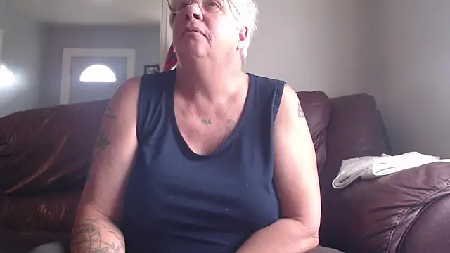 Snapshot of canadiancougar1965 chatting on 10/23/25, 02:27 canadiancougar1965 online show from 10/23/25, 02:27