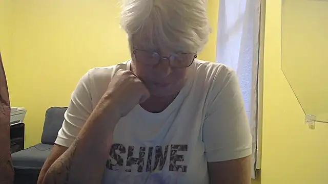 Snapshot of canadiancougar1965 chatting on 11/20/25, 02:06 canadiancougar1965 online show from 11/20/25, 02:06