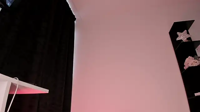 Snapshot of iluy_ chatting on 11/20/25, 05:45 iluy online show from 11/20/25, 05:45