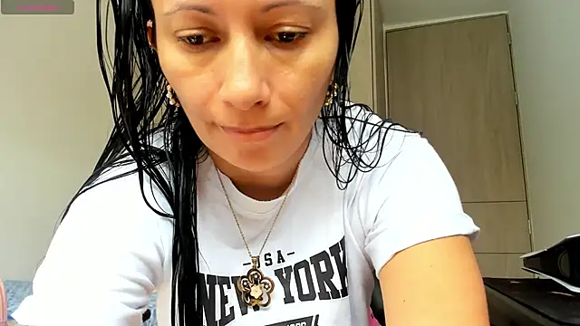 Snapshot of gracekelly12 chatting on 11/23/25, 03:34 gracekelly12 online show from 11/23/25, 03:34