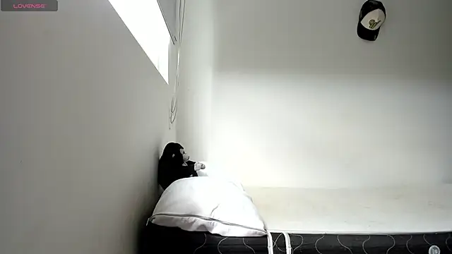 Snapshot of gracekelly12 chatting on 11/28/25, 02:42 gracekelly12 online show from 11/28/25, 02:42