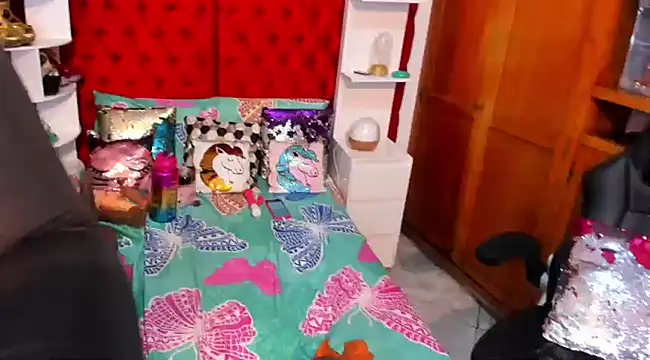 Snapshot of larafoxter chatting on 12/13/24, 08:58 larafoxter online show from 12/13/24, 08:58