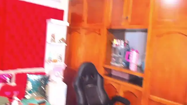 Snapshot of larafoxter chatting on 03/08/25, 03:56 larafoxter online show from 03/08/25, 03:56