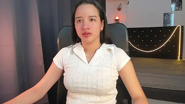 Snapshot of emilyrouxe chatting on 01/08/25, 03:28 emilyrouxe online show from 01/08/25, 03:28