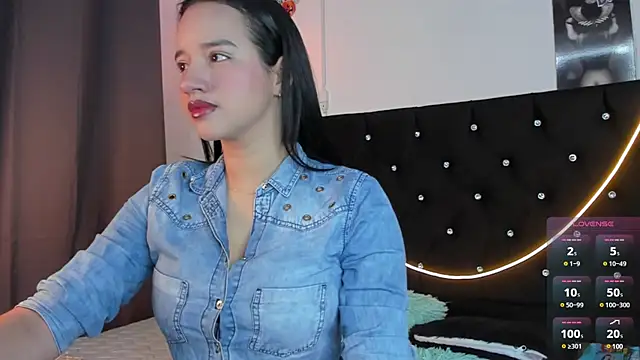 Snapshot of emilyrouxe chatting on 01/13/25, 03:15 emilyrouxe online show from 01/13/25, 03:15