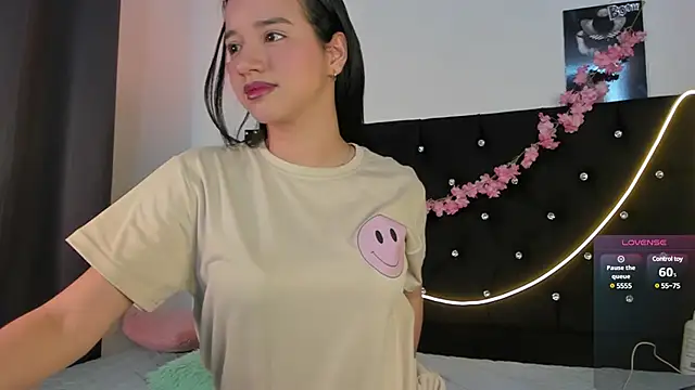 Snapshot of emilyrouxe chatting on 01/15/25, 04:32 emilyrouxe online show from 01/15/25, 04:32