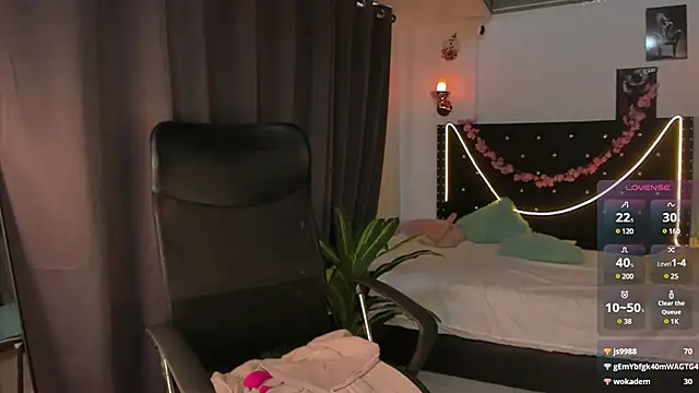 Snapshot of emilyrouxe chatting on 02/16/25, 08:33 emilyrouxe online show from 02/16/25, 08:33