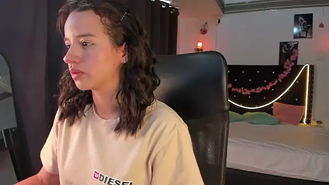 Snapshot of emilyrouxe chatting on 03/02/25, 05:58 emilyrouxe online show from 03/02/25, 05:58