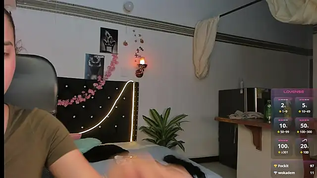 Snapshot of emilyrouxe chatting on 03/05/25, 07:27 emilyrouxe online show from 03/05/25, 07:27