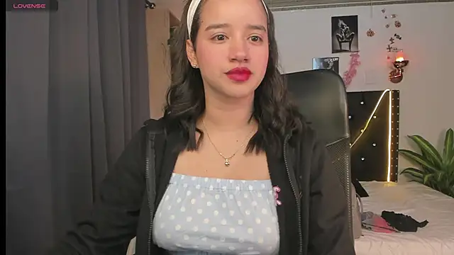 Snapshot of emilyrouxe chatting on 03/07/25, 02:12 emilyrouxe online show from 03/07/25, 02:12