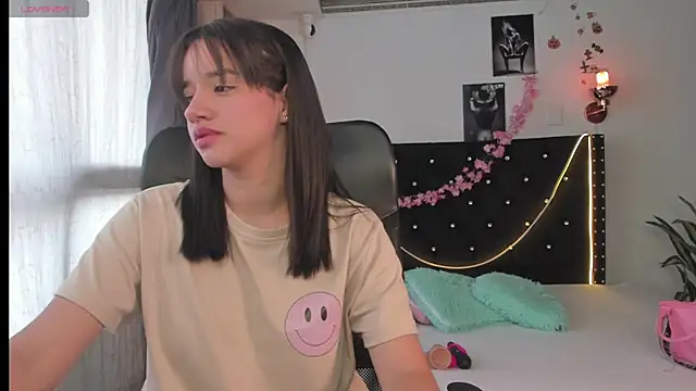 Snapshot of emilyrouxe chatting on 03/14/25, 02:19 emilyrouxe online show from 03/14/25, 02:19