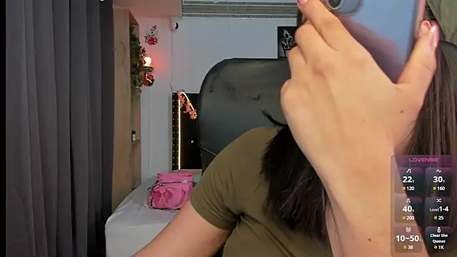 Snapshot of emilyrouxe chatting on 03/20/25, 07:14 emilyrouxe online show from 03/20/25, 07:14