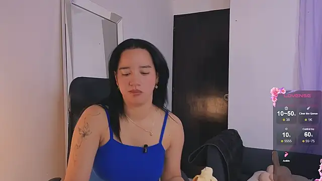 Snapshot of emilyrouxe chatting on 09/24/25, 02:53 emilyrouxe online show from 09/24/25, 02:53